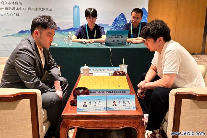 李轩豪九段（左）战胜党毅飞九段。人民网记者 胡雪蓉摄