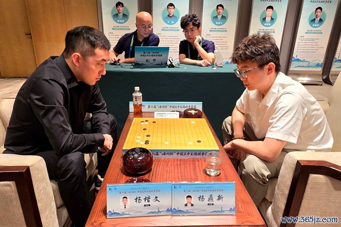 杨楷文九段（左）战胜杨鼎新九段。人民网记者 胡雪蓉摄